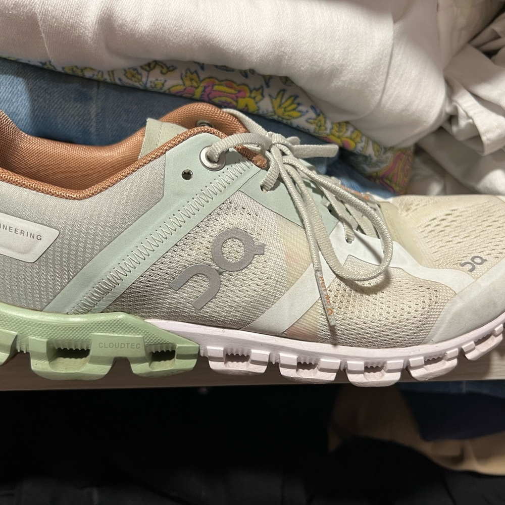 Womens On Cloud running shoe size 7.5. Good condition.  No box no tags.